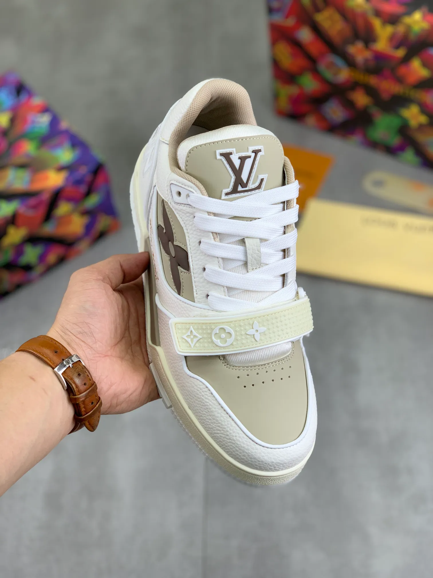 Men's shoes 💰P580 New style 💰💎💎Latest color High version 2025Louis*Vuitto* LV Traine Catwalk TRAINER outsole and fabric private model A shoe that definitely costs a lot of money and effort. This series was designed after the arrival of Vifgil. It is favored by many fans every season. Original TPU outsole Original packaging Men's size: 38-45 (46 can be customized) Color: 3️⃣ colors available (available from stock, super fast delivery)